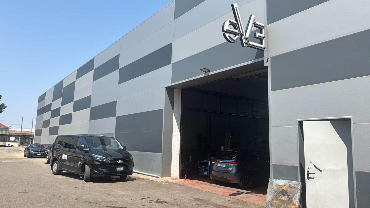 Azienda in vendita: Vendo Officina Autorizzata con Vendita veicoli Nuovi
a Italia - Officine Meccaniche - Immagine foto 3