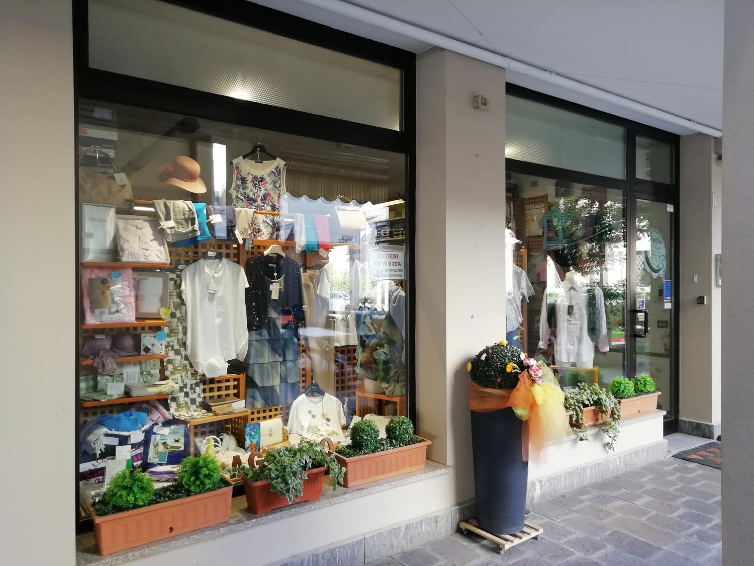 Azienda in vendita: Cedesi attività di commercio d'abbigliamento a Italia - Negozi - abbigliamento - Immagine foto 2