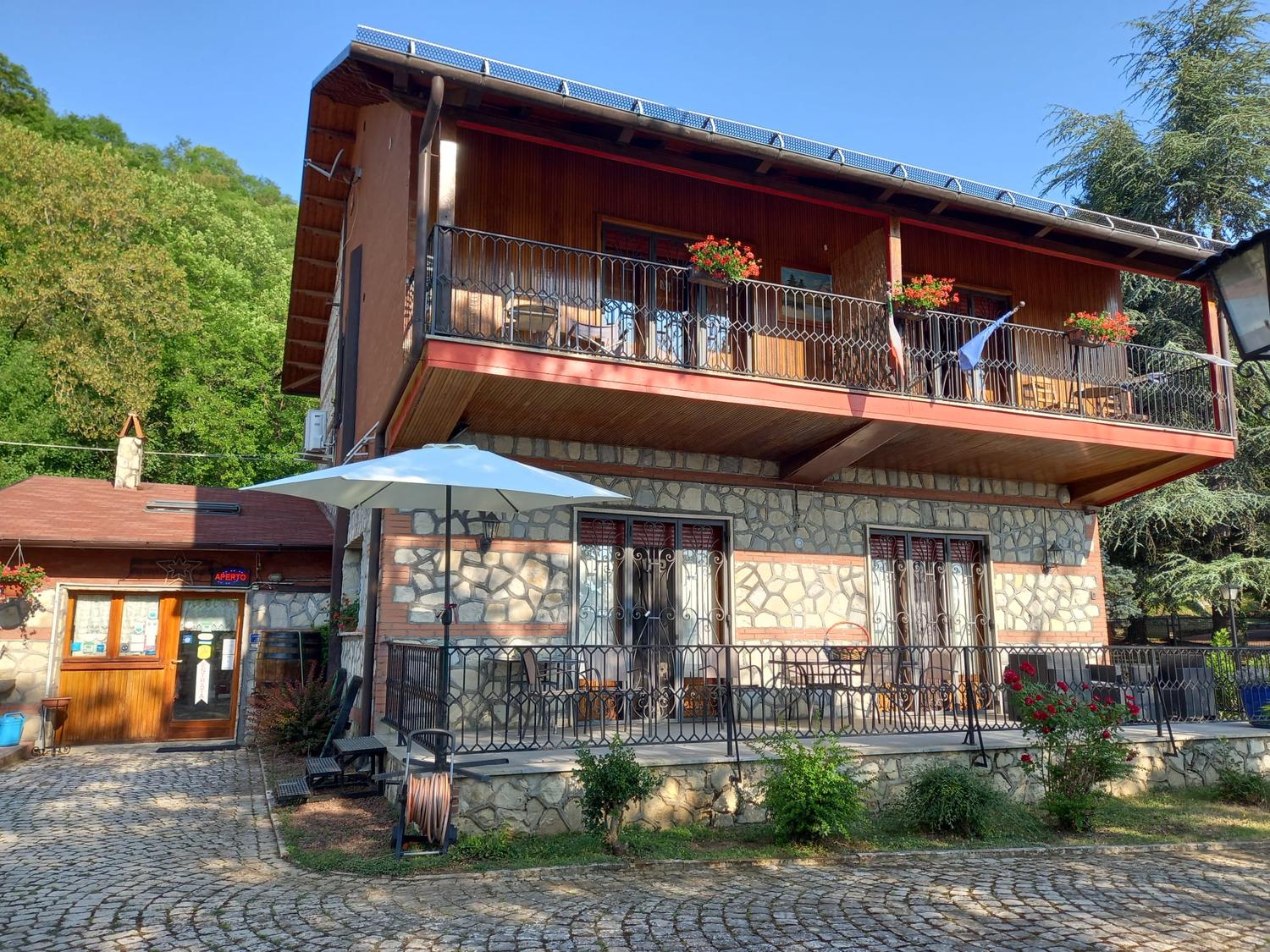Azienda in vendita: Vendesi nel Parco Nazionale d'Abruzzo elegante ed avviato B & B a Italia - Bed and Breakfast - Immagine principale