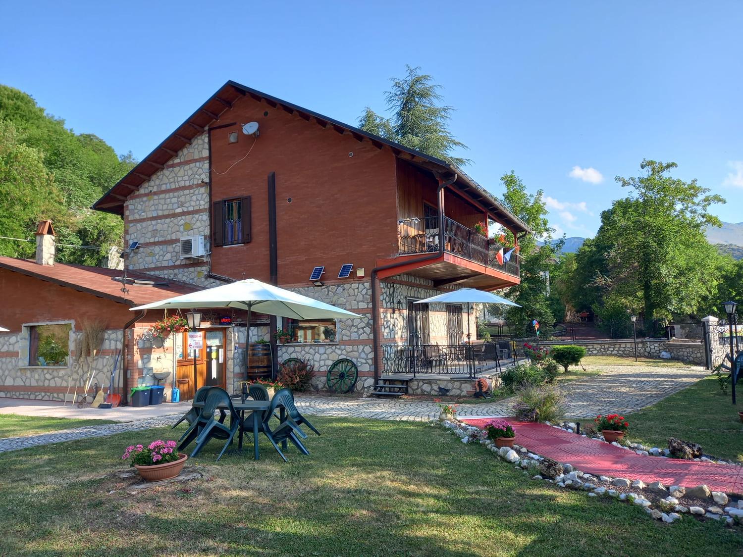 Azienda in vendita: Vendesi nel Parco Nazionale d'Abruzzo elegante ed avviato B & B a Italia - Bed and Breakfast - Immagine foto 2
