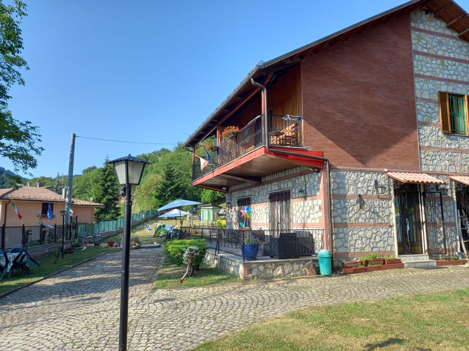 Azienda in vendita: Vendesi nel Parco Nazionale d'Abruzzo elegante ed avviato B & B a Italia - Bed and Breakfast - Immagine foto 4