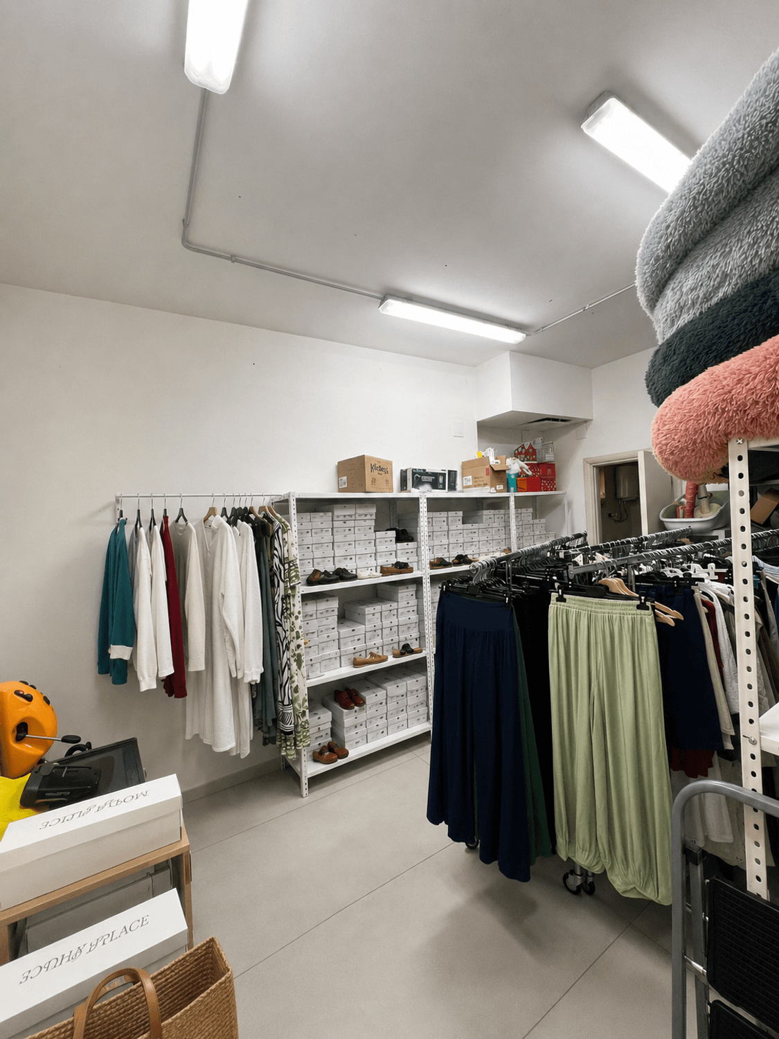 Azienda in vendita: Cedesi attività abbigliamento donna avviata – Viale Colli Aminei, a Italia - Negozi - abbigliamento - Immagine foto 4