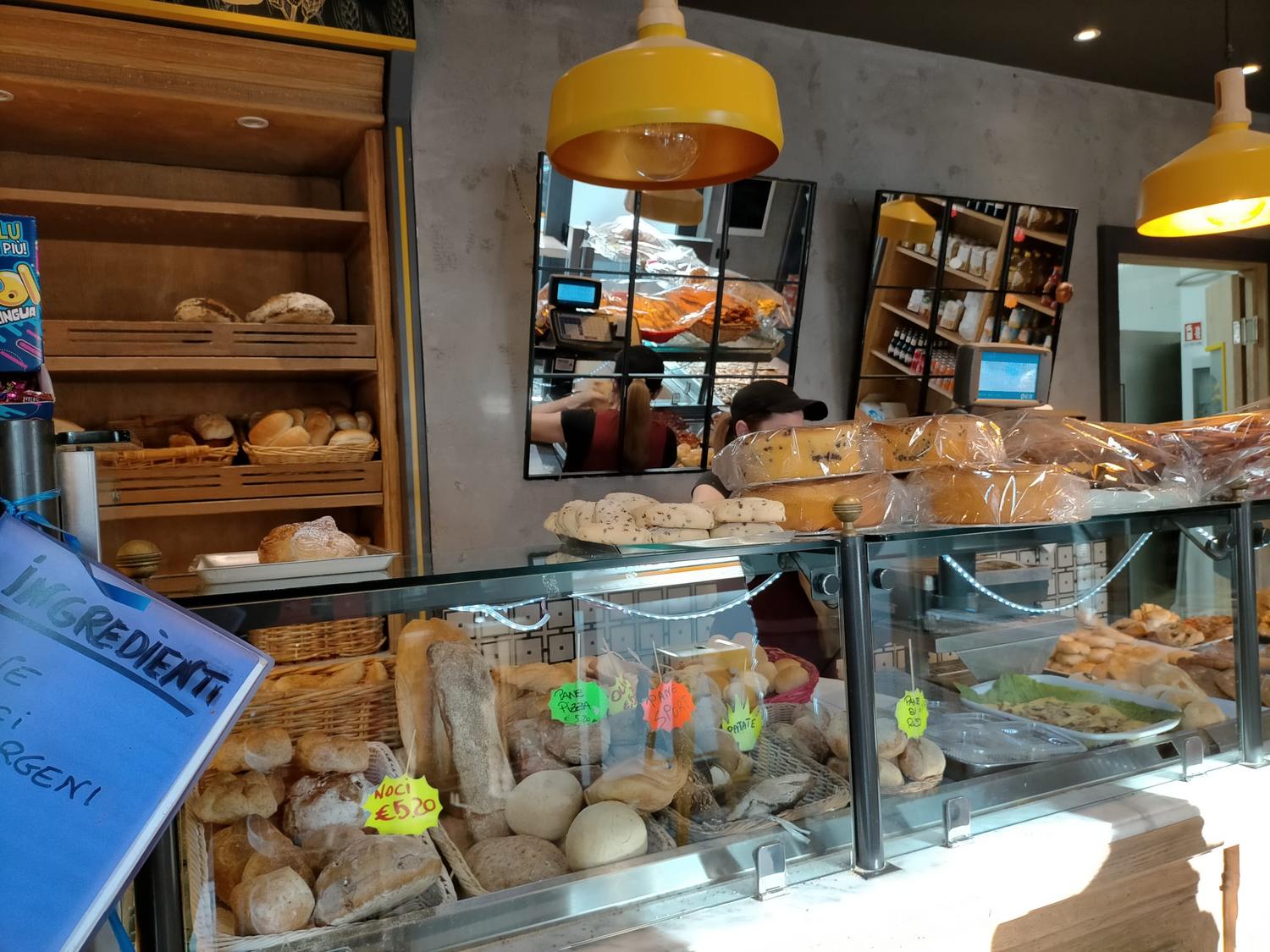 Azienda in vendita: Attività di panificazione con rivendita e somministrazione a Italia - Panetterie - Immagine principale