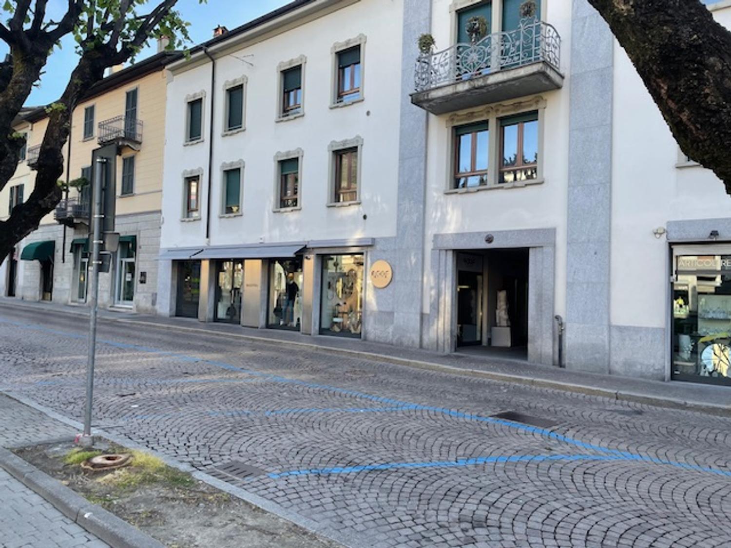Azienda in vendita: Vendesi storica attività di commercio illuminaz. e complem.arredo a Italia - Mobili e Arredamento - Immagine principale