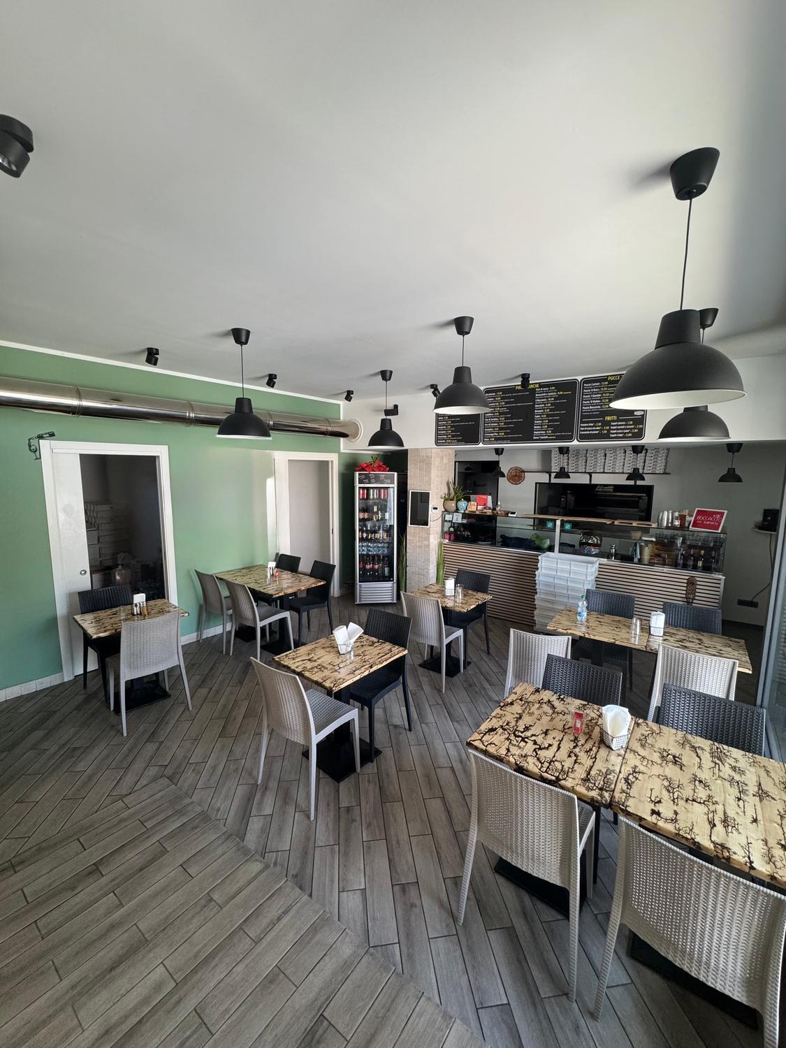 Azienda in vendita: Vendesi pizzeria ben avviata in zona strategica  a Italia - Pizzerie - Immagine foto 2