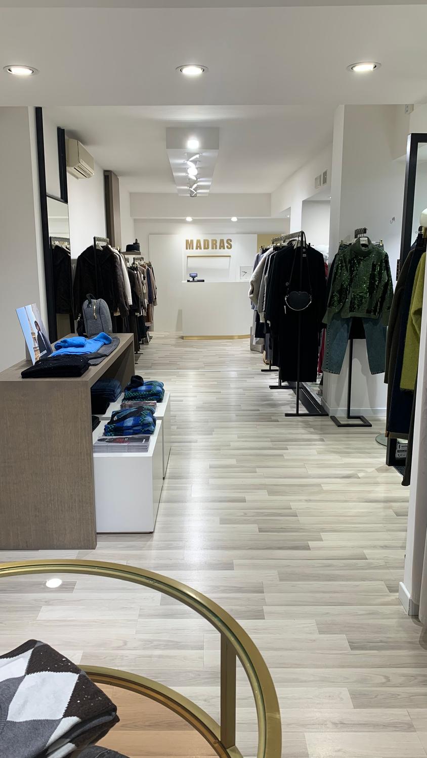 Azienda in vendita: CESSIONE STORICA ATTIVITÀ DI ABBIGLIAMENTO MULTIBRAND – TERAMO  a Italia - Negozi - abbigliamento - Immagine principale
