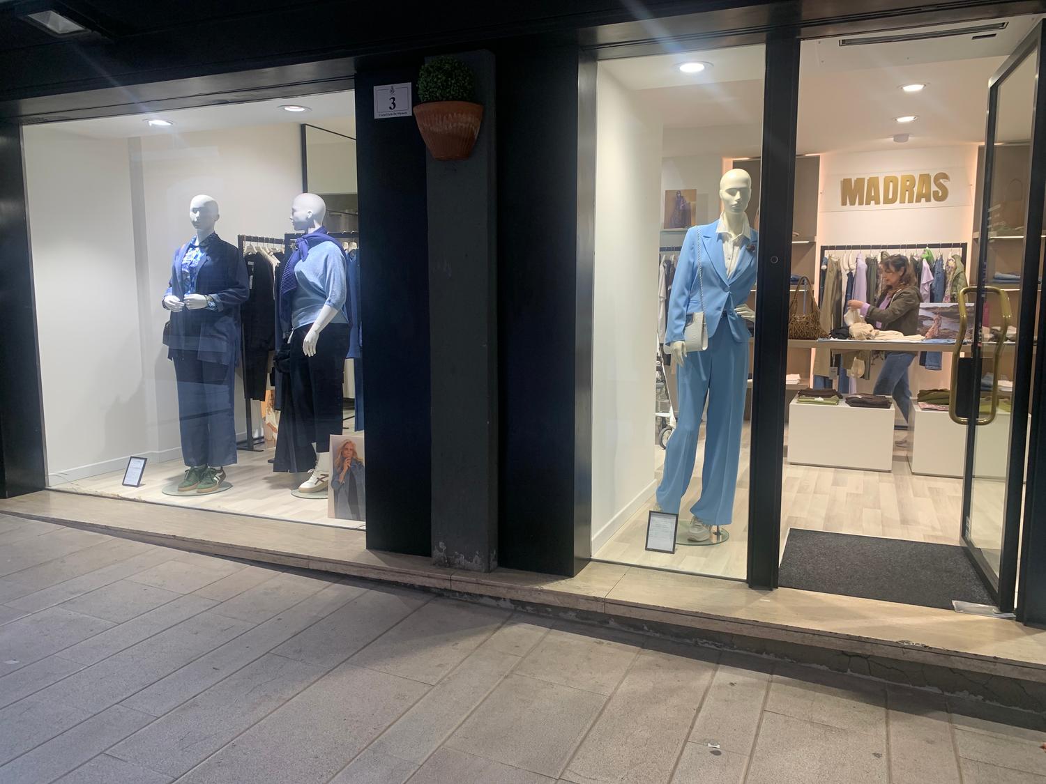 Azienda in vendita: CESSIONE STORICA ATTIVITÀ DI ABBIGLIAMENTO MULTIBRAND – TERAMO  a Italia - Negozi - abbigliamento - Immagine foto 3