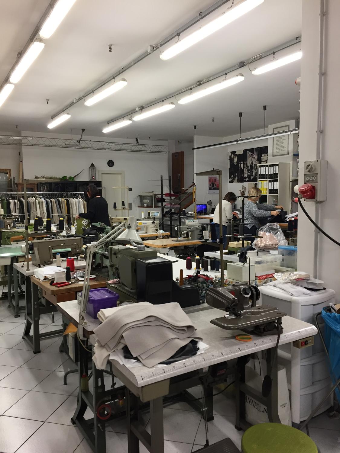 Azienda in vendita: Laboratorio: Confezione, taglio e stiro. Negozio al dettaglio, a Italia - Moda e abbigliamento - Immagine foto 2