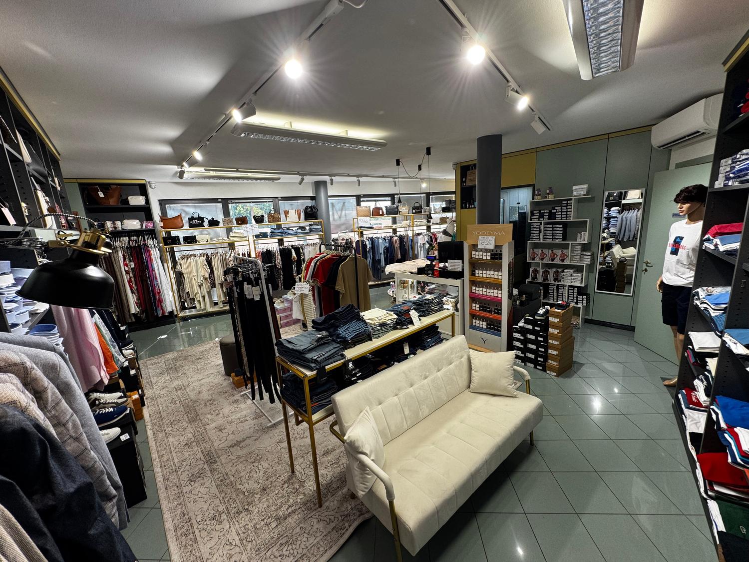 Azienda in vendita: Negozio abbigliamento uomo donna e accessori a Italia - Negozi - abbigliamento - Immagine principale