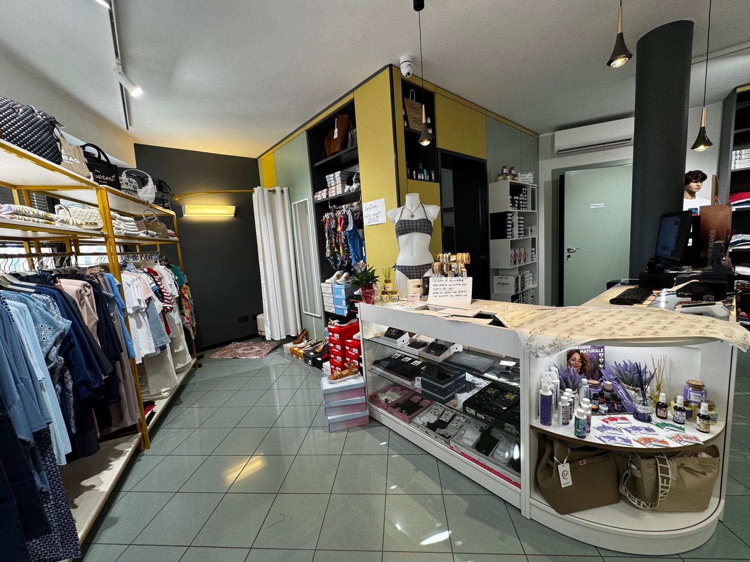 Azienda in vendita: Negozio abbigliamento uomo donna e accessori a Italia - Negozi - abbigliamento - Immagine foto 2