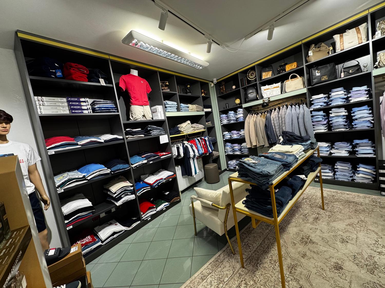 Azienda in vendita: Negozio abbigliamento uomo donna e accessori a Italia - Negozi - abbigliamento - Immagine foto 3