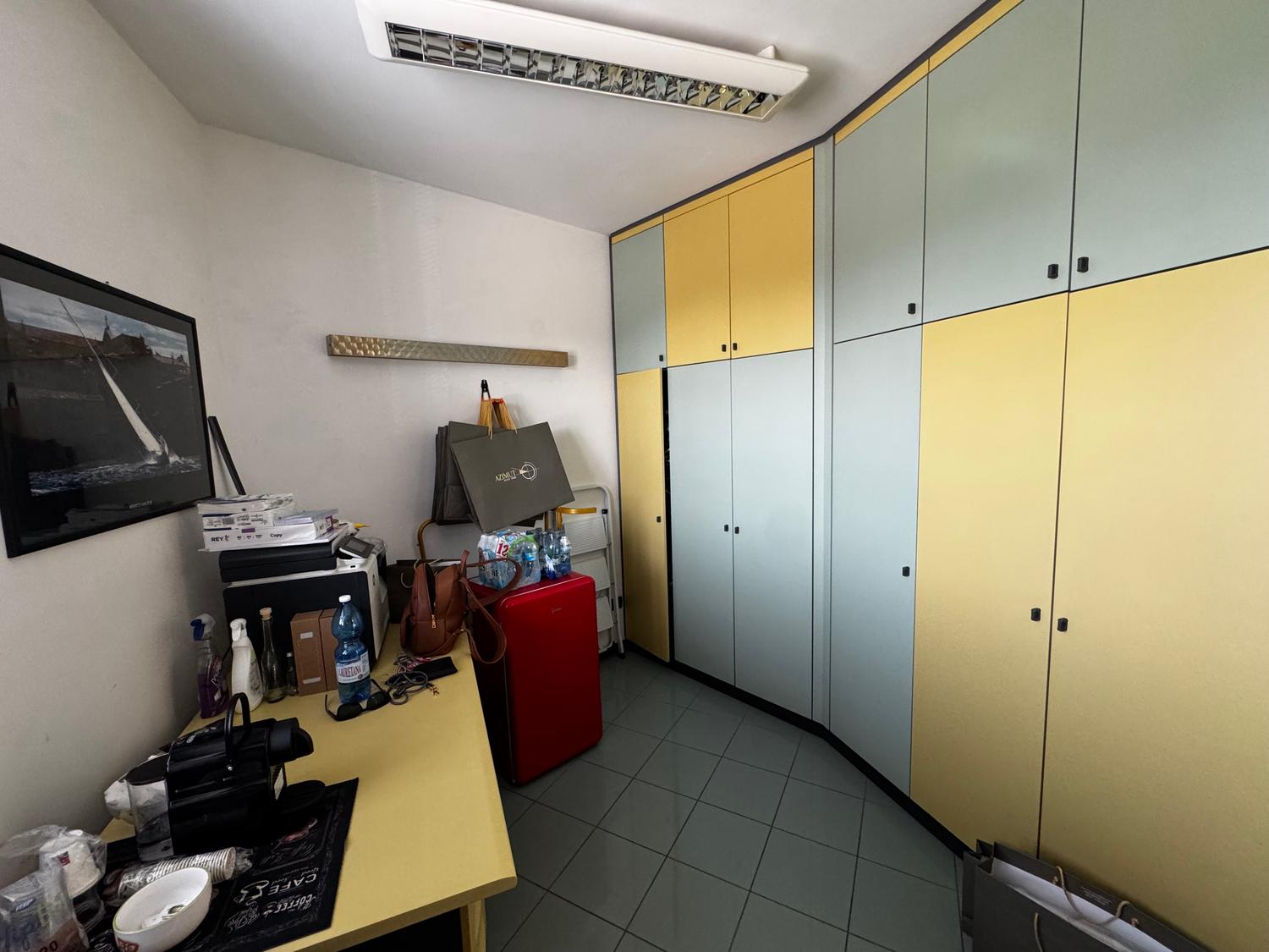 Azienda in vendita: Negozio abbigliamento uomo donna e accessori a Italia - Negozi - abbigliamento - Immagine foto 4