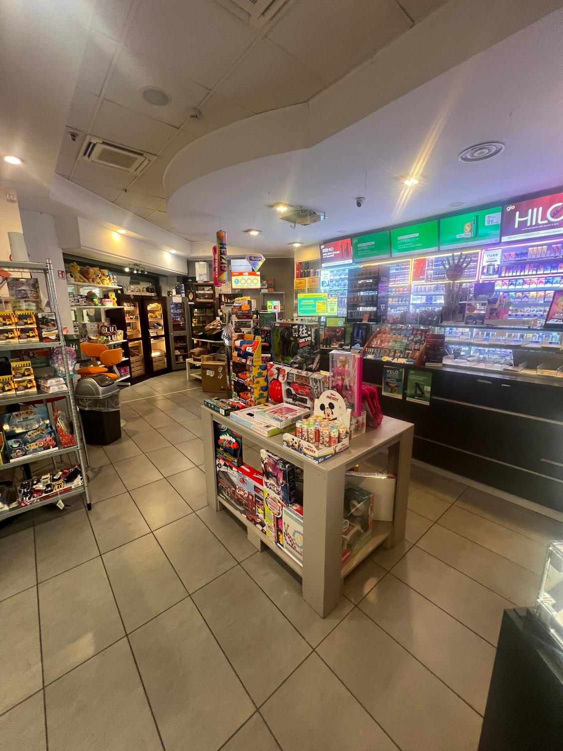 Azienda in vendita: Tabaccheria in piccolo centro commerciale in ristrutturazione  a Italia - Tabaccherie - Immagine principale
