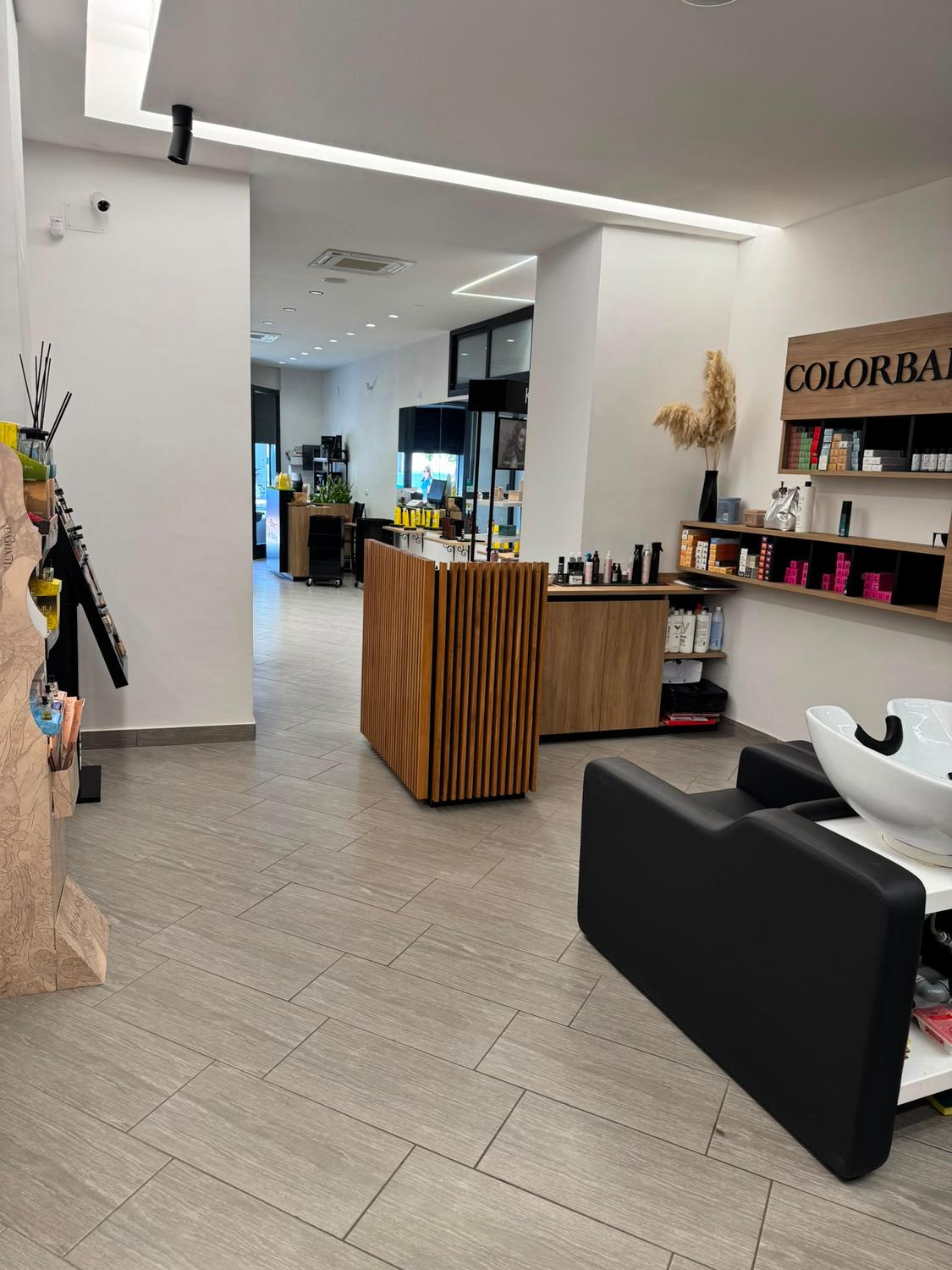 Azienda in vendita: Salone di parrucchiere. In cerca del suo prossimo capitolo. a Italia - Parrucchieri - Immagine foto 4