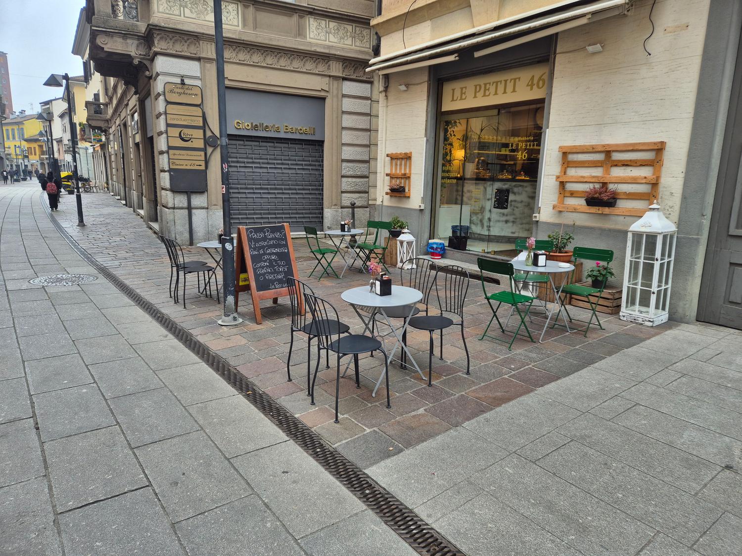 Azienda in vendita: BAR VENDITA CENTRO SEREGNO ZONA PEDONALE a Italia - Bar - Immagine principale