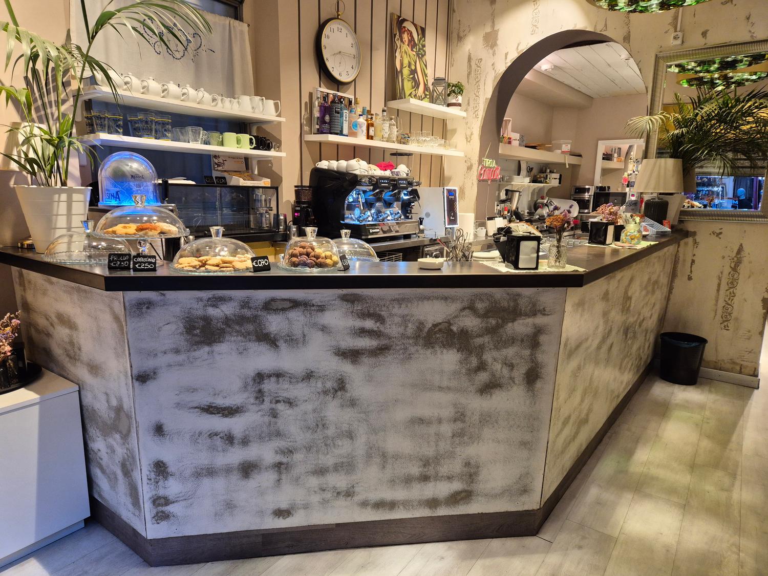 Azienda in vendita: BAR VENDITA CENTRO SEREGNO ZONA PEDONALE a Italia - Bar - Immagine foto 2