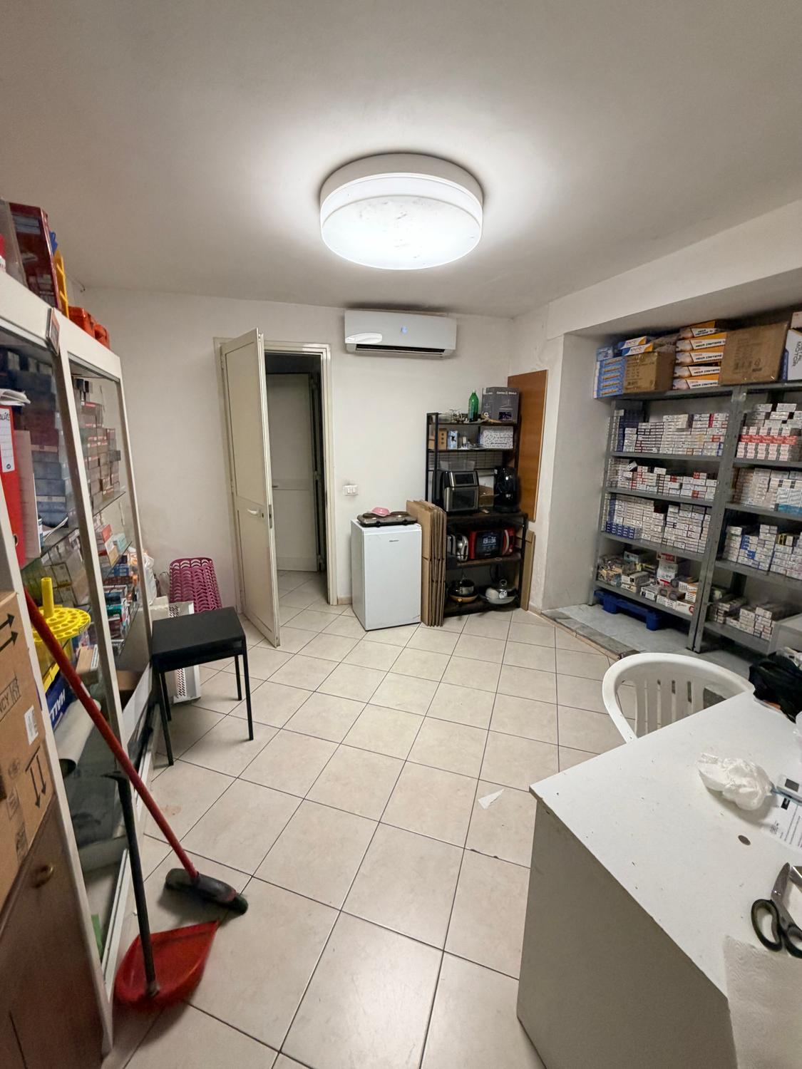 Azienda in vendita: CEDESI TABACCHERIA VOMERO NAPOLI, ADIACENZE METRO 4 GIORNATE a Italia - Tabaccherie - Immagine principale