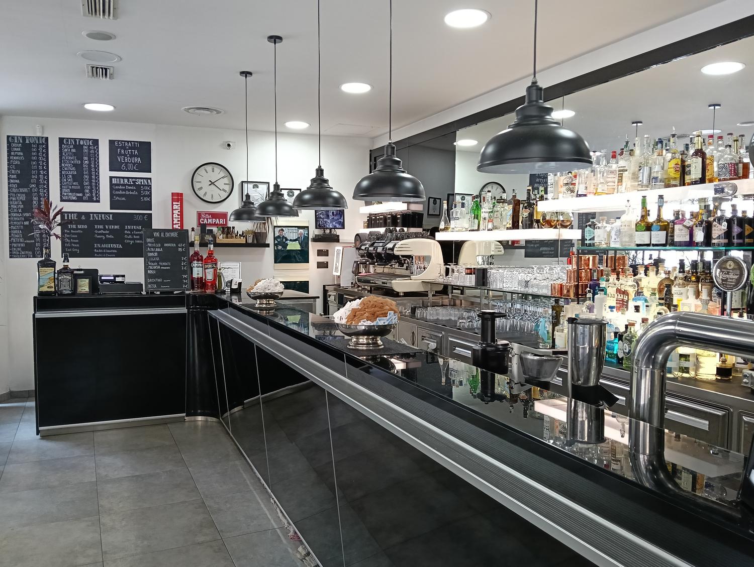 Azienda in vendita: Bar e cucina zona ospedale arredamento nuovo a Italia - Bar - Immagine principale