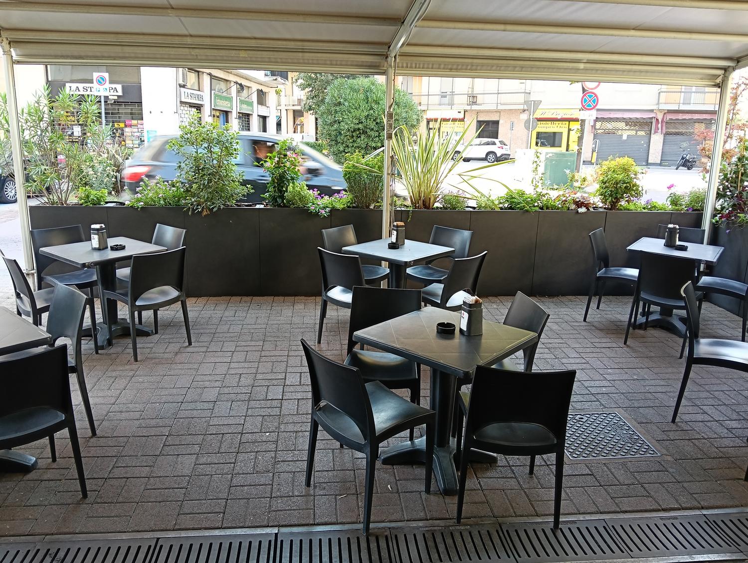 Azienda in vendita: Bar e cucina zona ospedale arredamento nuovo a Italia - Bar - Immagine foto 2