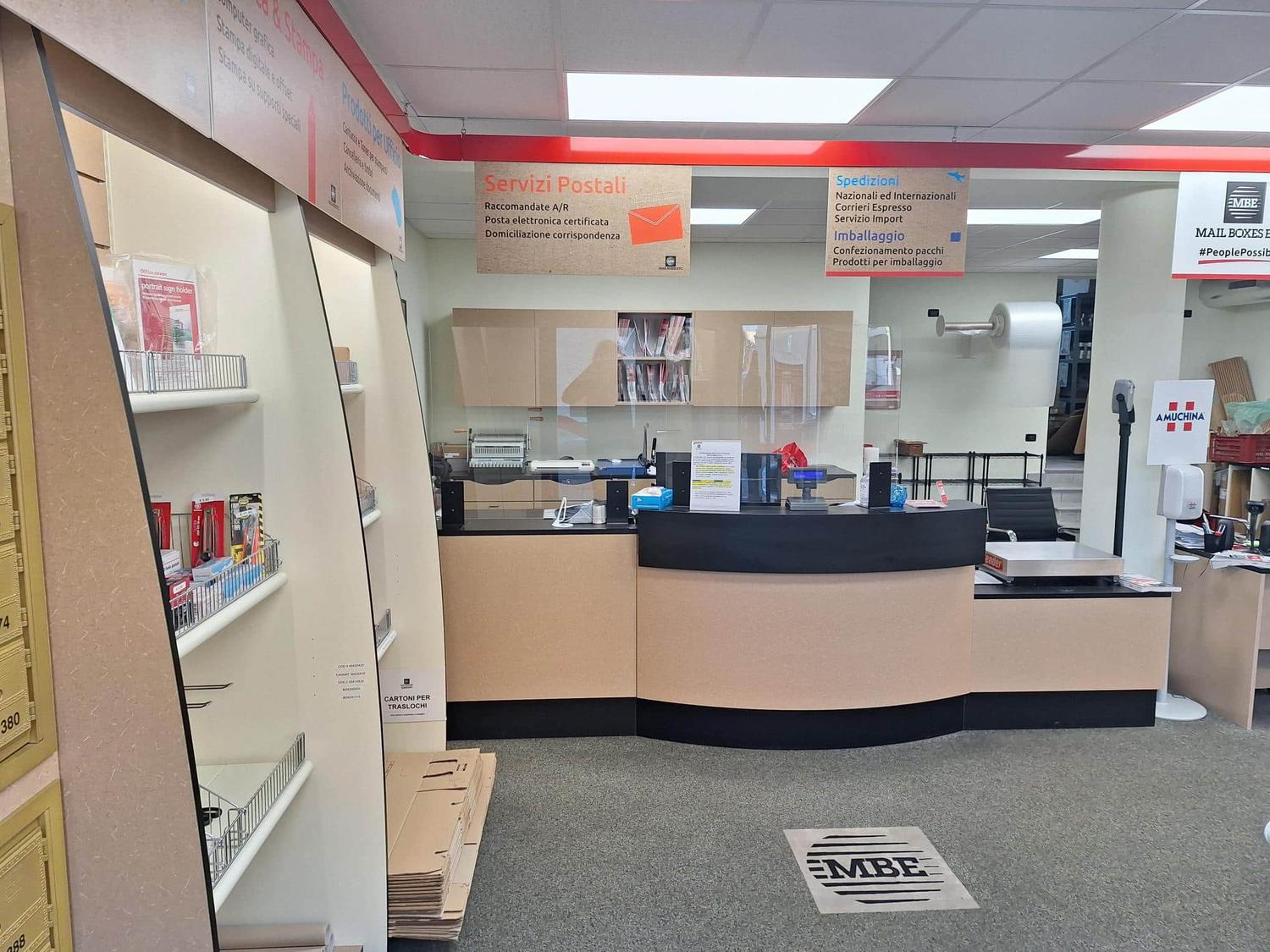 Azienda in vendita: A Merate: Centro Servizi Mail Boxes Etc. in vendita a Italia - Logistica e Trasporti - Immagine principale