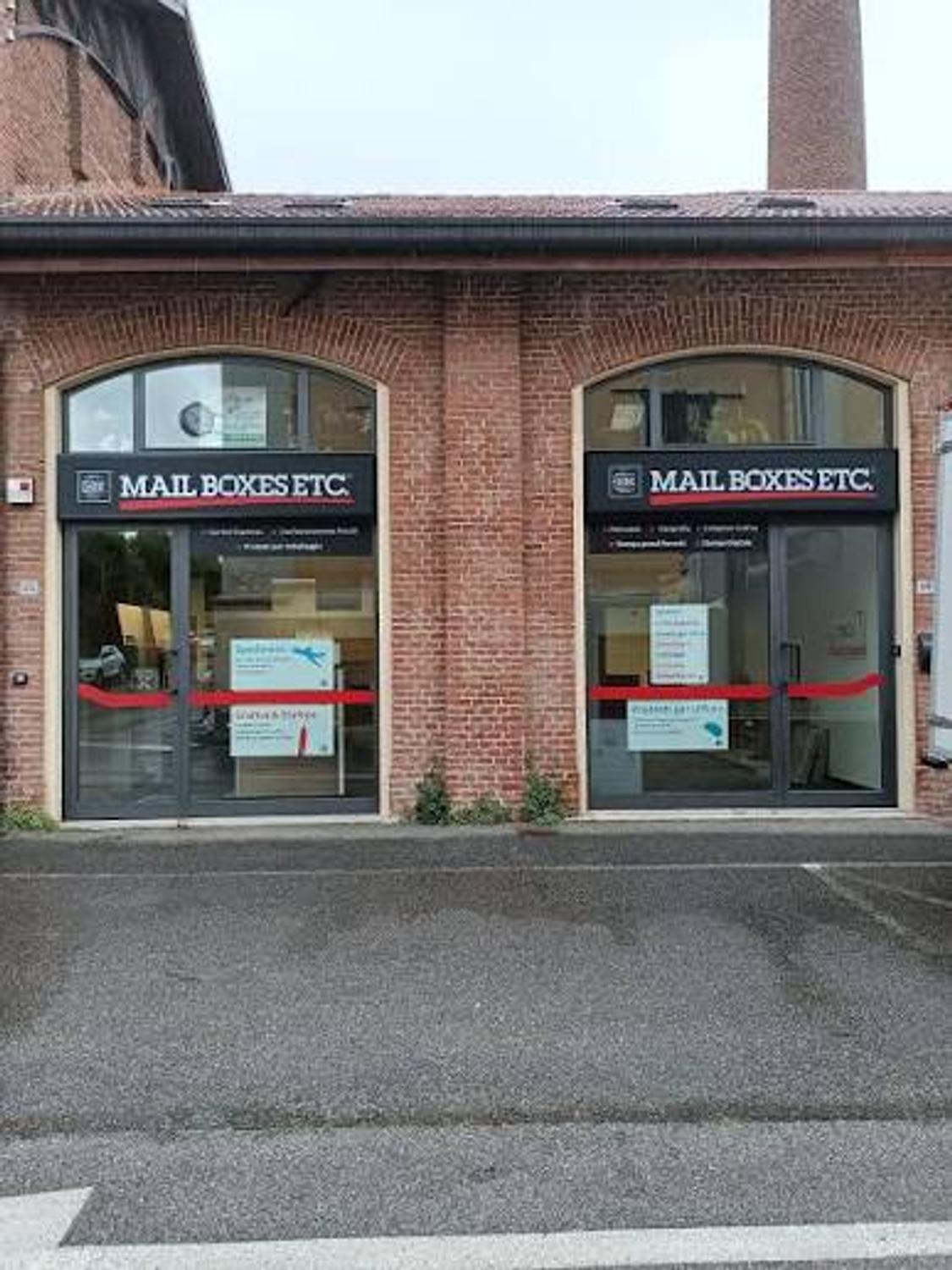 Azienda in vendita: A Merate: Centro Servizi Mail Boxes Etc. in vendita a Italia - Logistica e Trasporti - Immagine foto 2