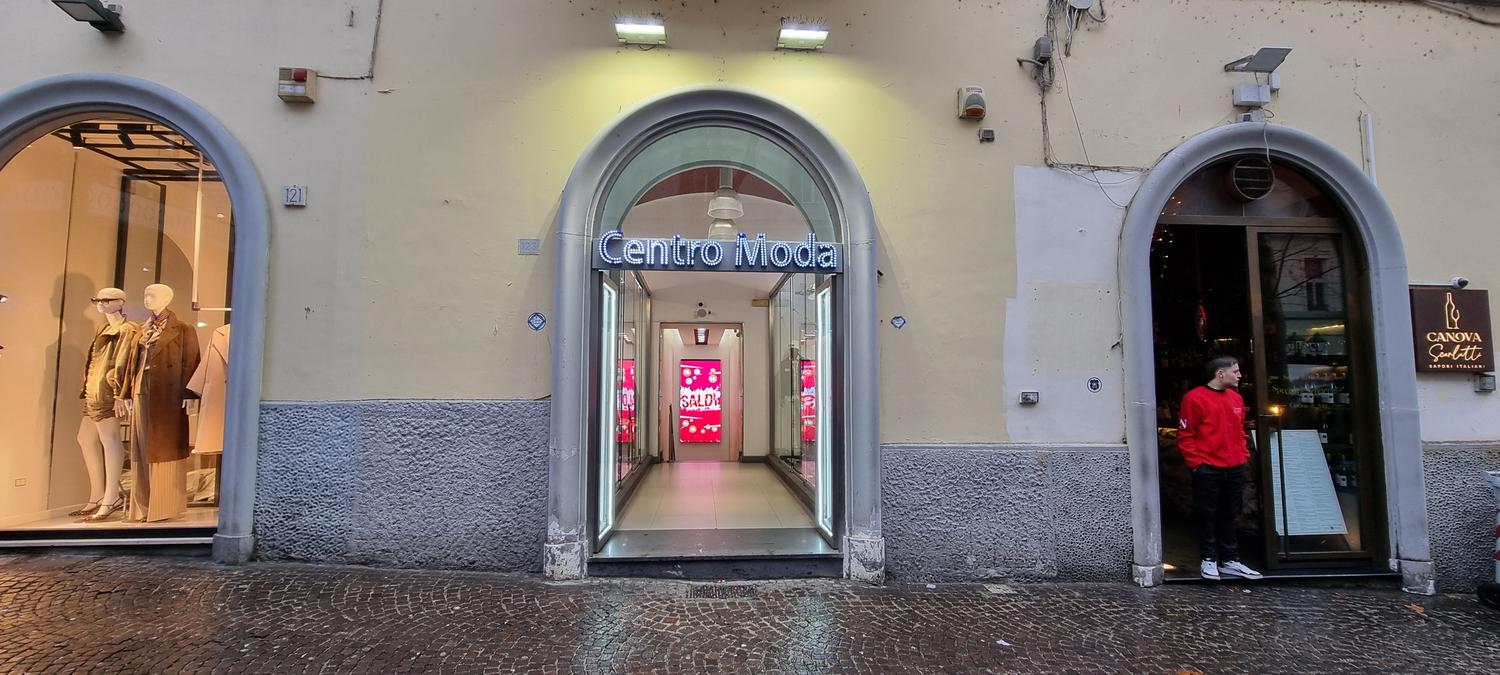 Azienda in vendita: CEDESI ATTIVITÀ COMMERCIALE / LOCALE DI AMPIA METRATURA – NAPOLI a Italia - Moda e abbigliamento - Immagine principale