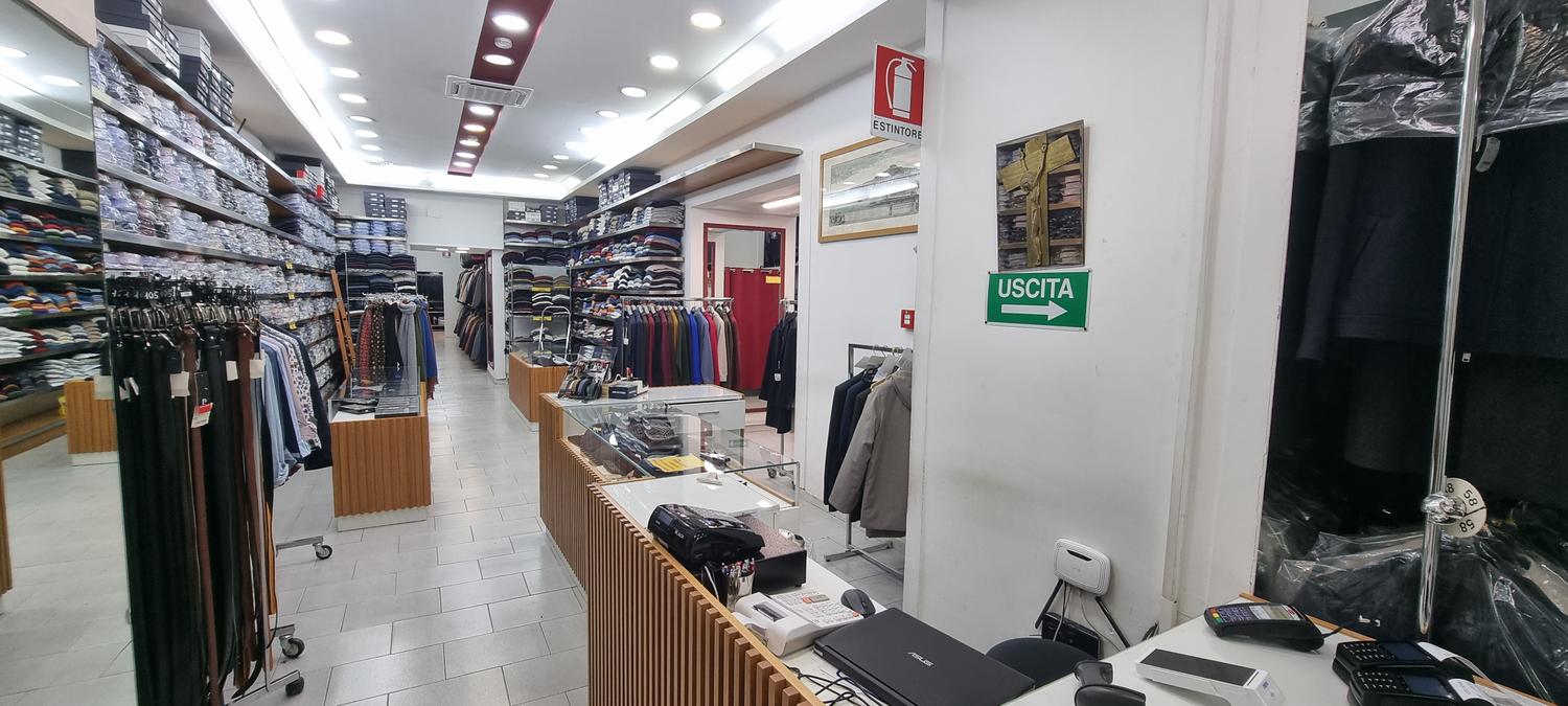 Azienda in vendita: CEDESI ATTIVITÀ COMMERCIALE / LOCALE DI AMPIA METRATURA – NAPOLI a Italia - Moda e abbigliamento - Immagine foto 2