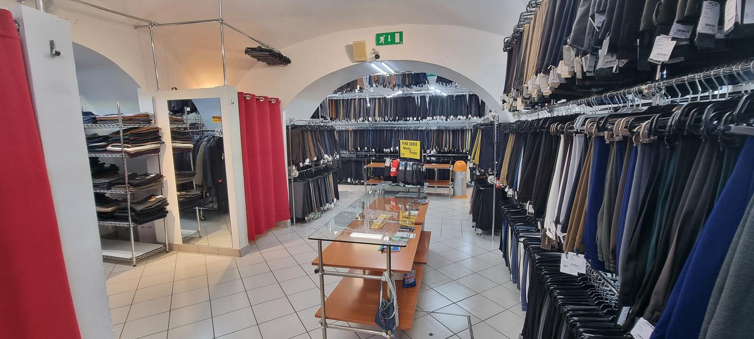Azienda in vendita: CEDESI ATTIVITÀ COMMERCIALE / LOCALE DI AMPIA METRATURA – NAPOLI a Italia - Moda e abbigliamento - Immagine foto 4