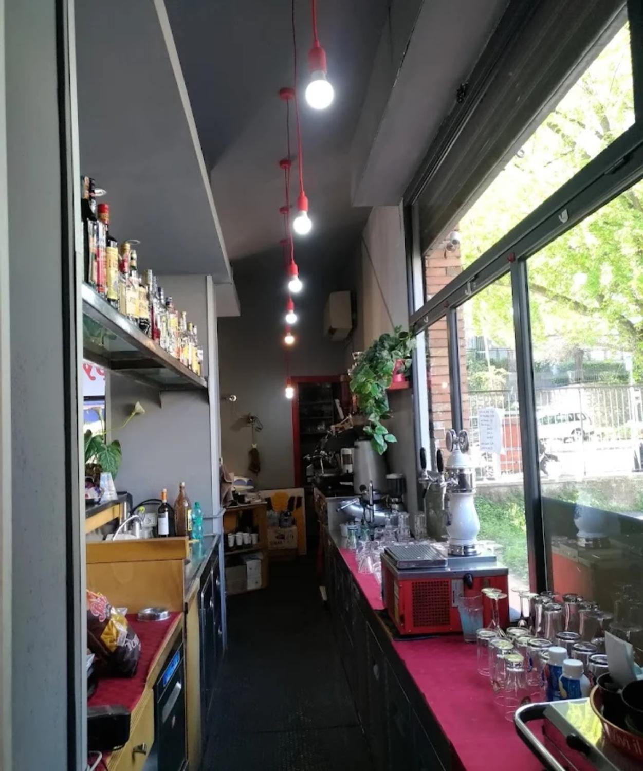 Azienda in vendita: Vendo ampio bar ventennale ben avviato attiguo al centro a Italia - Bar - Immagine foto 2