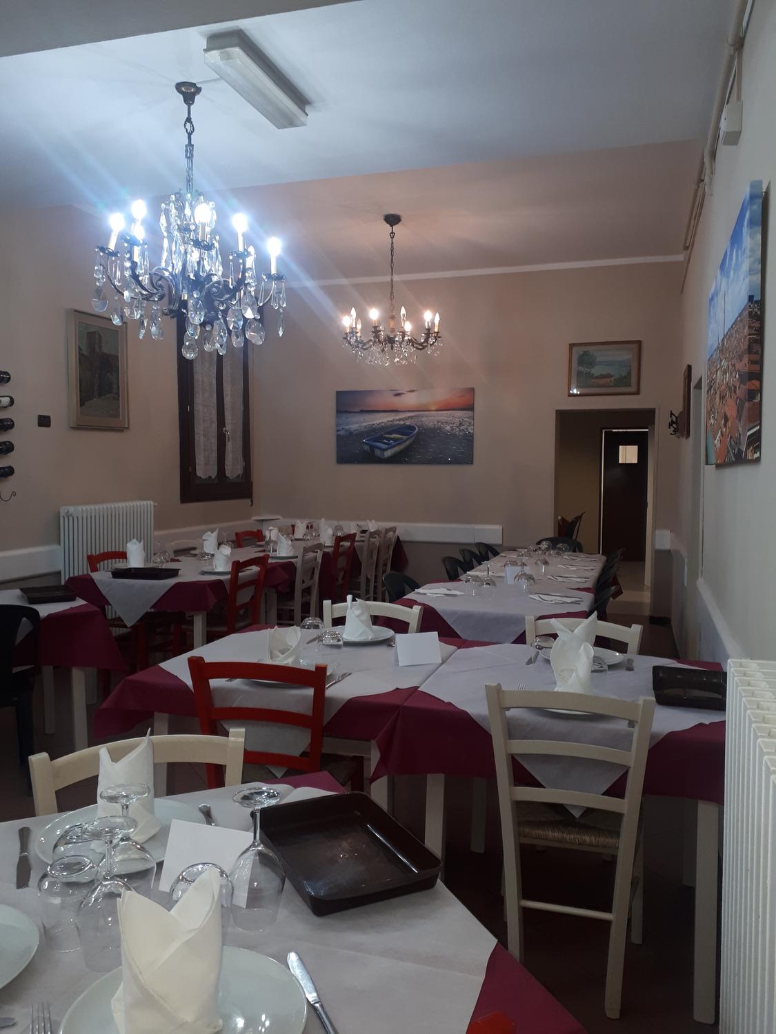 Azienda in vendita: VENDO ATTIVITA' AVVIATA:
TRATTORIA PIZZERIA E AFFITTACAMERE
a Italia - Ristoranti - Immagine principale