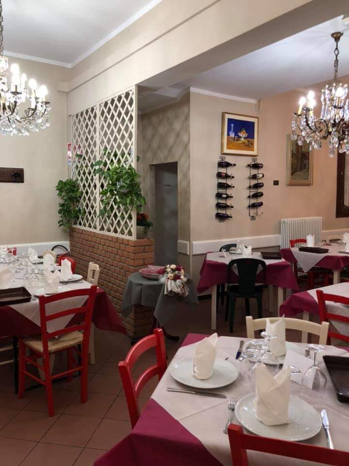 Azienda in vendita: VENDO ATTIVITA' AVVIATA:
TRATTORIA PIZZERIA E AFFITTACAMERE
a Italia - Ristoranti - Immagine foto 2