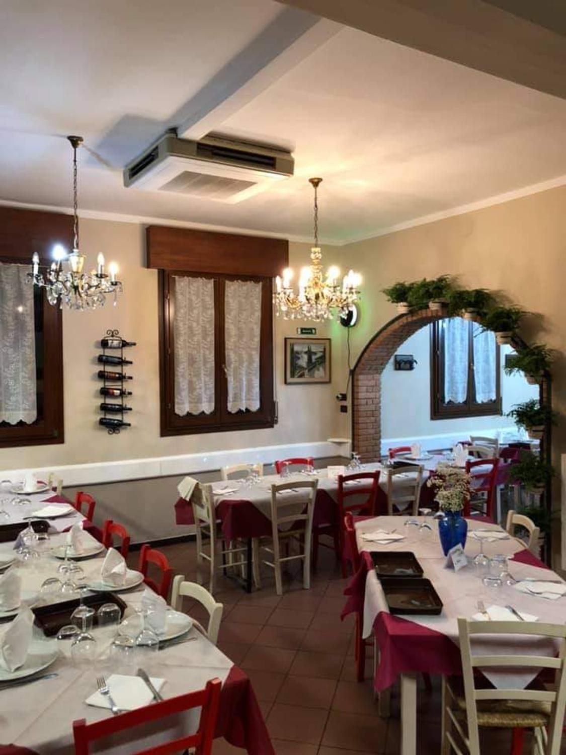 Azienda in vendita: VENDO ATTIVITA' AVVIATA:
TRATTORIA PIZZERIA E AFFITTACAMERE
a Italia - Ristoranti - Immagine foto 3