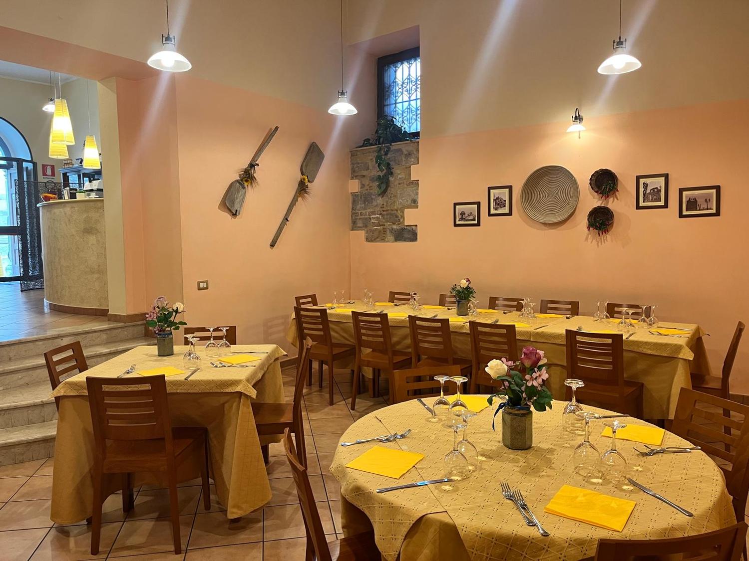 Azienda in vendita: Attività di ristorazione situata nel centro storico di Nicosia a Italia - Ristoranti - Immagine foto 2