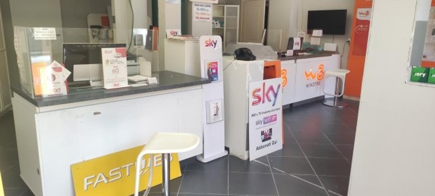 Azienda in vendita: Negozio di telefonia vendita-servizi Wind-FastWeb-Iliad-Very-SKY a Italia - Servizi informatici e tecnologia - Immagine foto 2