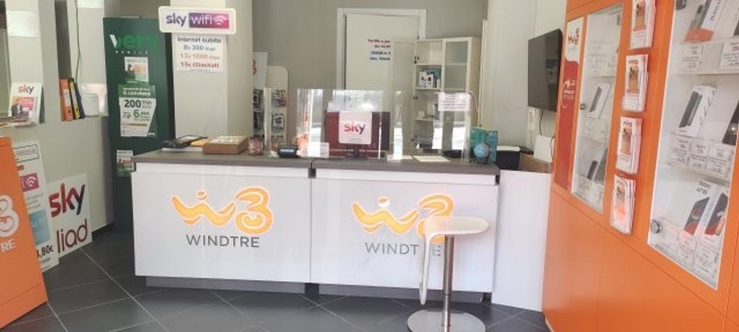 Azienda in vendita: Negozio di telefonia vendita-servizi Wind-FastWeb-Iliad-Very-SKY a Italia - Servizi informatici e tecnologia - Immagine foto 3