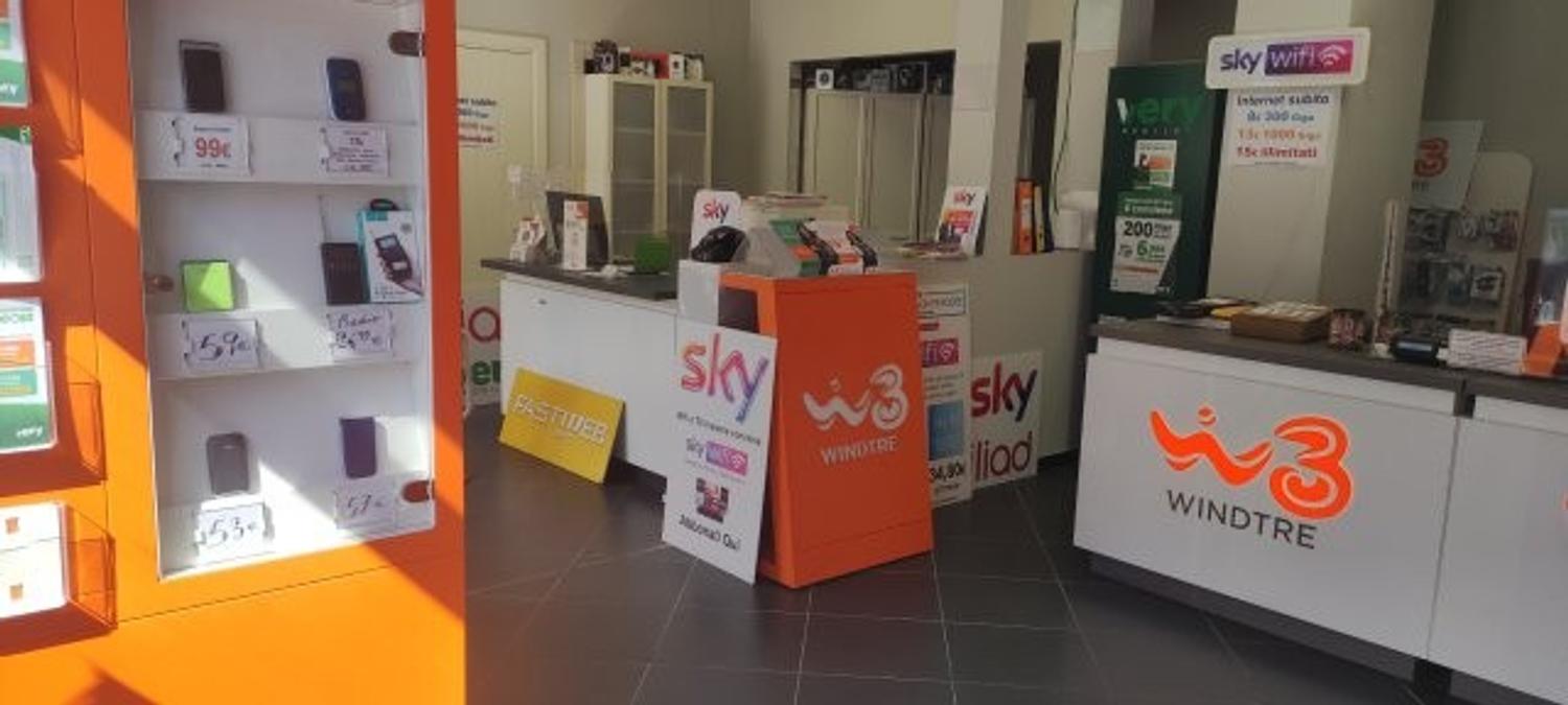 Azienda in vendita: Negozio di telefonia vendita-servizi Wind-FastWeb-Iliad-Very-SKY a Italia - Servizi informatici e tecnologia - Immagine foto 4