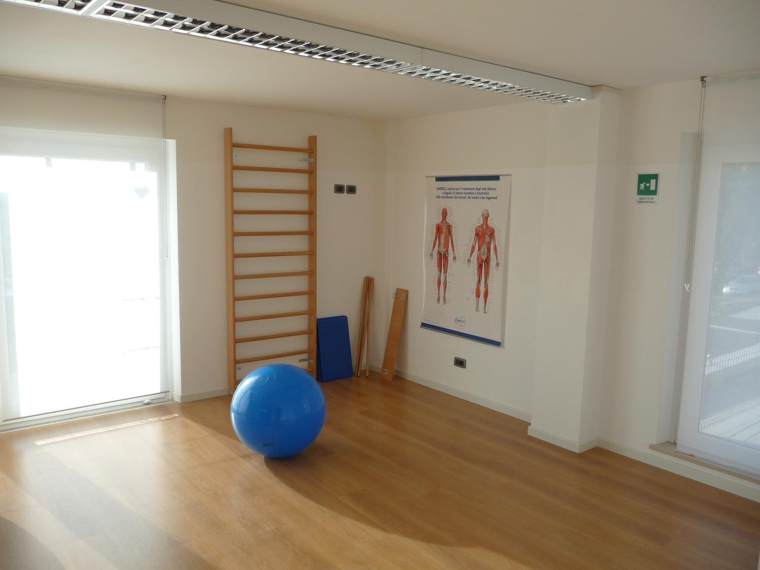 Azienda in vendita: Immobile uso commerciale attualmente ambulatorio fisiatrico a Italia - Studi Medici e Poliambulatori - Immagine foto 3