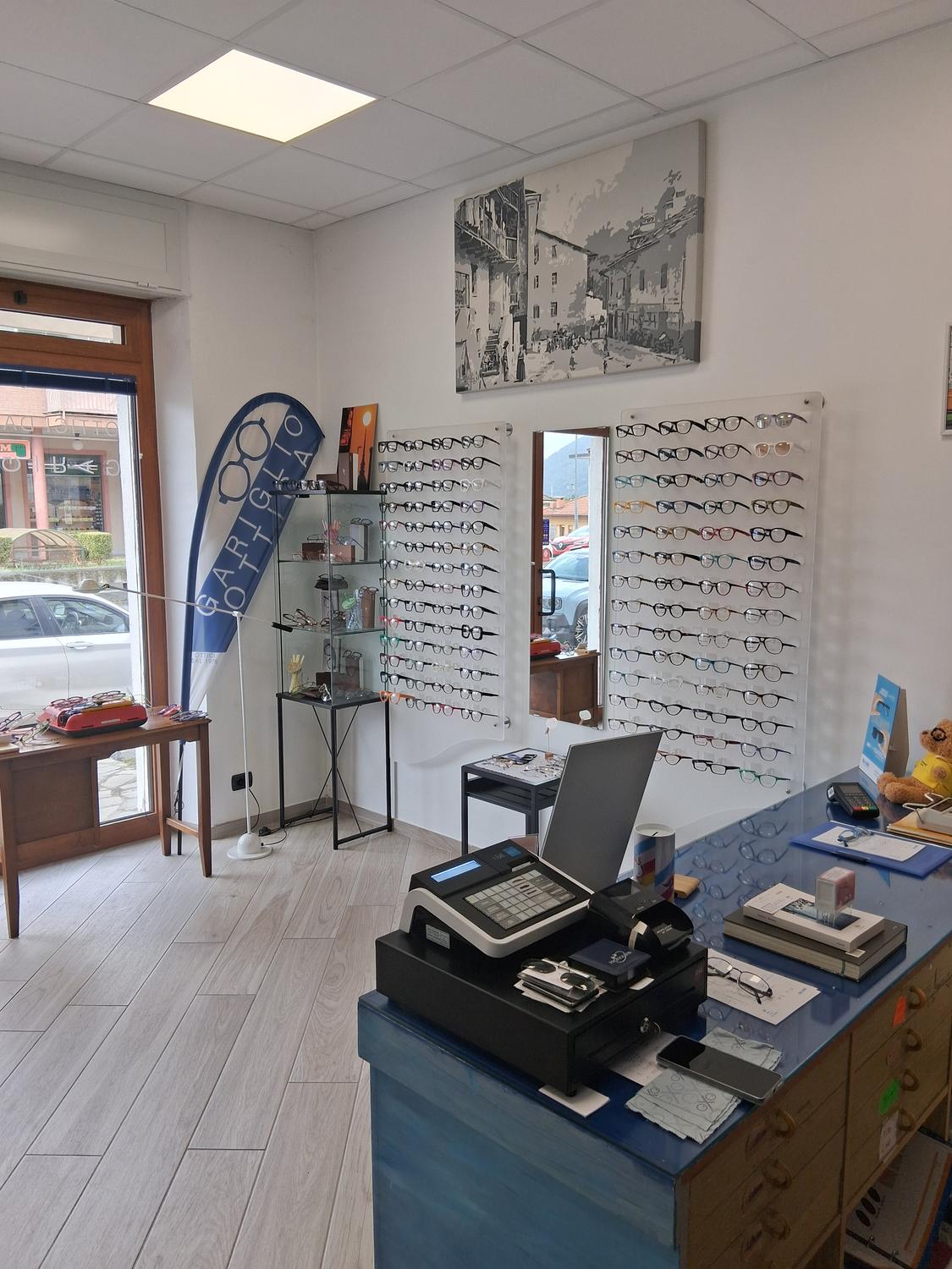 Azienda in vendita: Ottica in provincia di Torino con laboratorio e sala refrazione a Italia - Ottica - Immagine principale