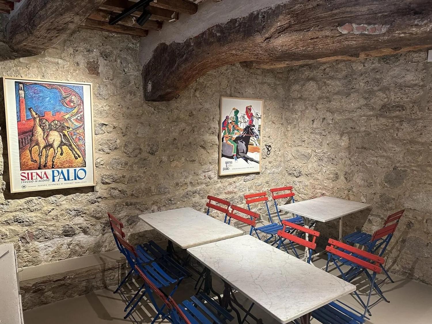 Azienda in vendita: Bistrot avviato sulla piazza dentro le mura di Monteriggioni a Italia - Ristoranti - Immagine principale