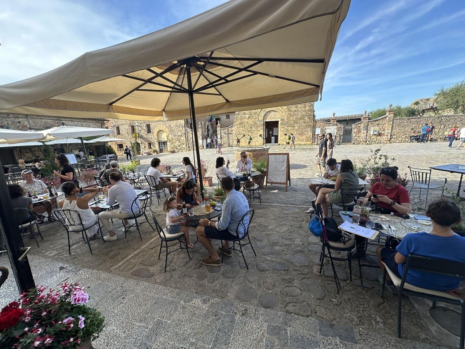 Azienda in vendita: Bistrot avviato sulla piazza dentro le mura di Monteriggioni a Italia - Ristoranti - Immagine foto 2