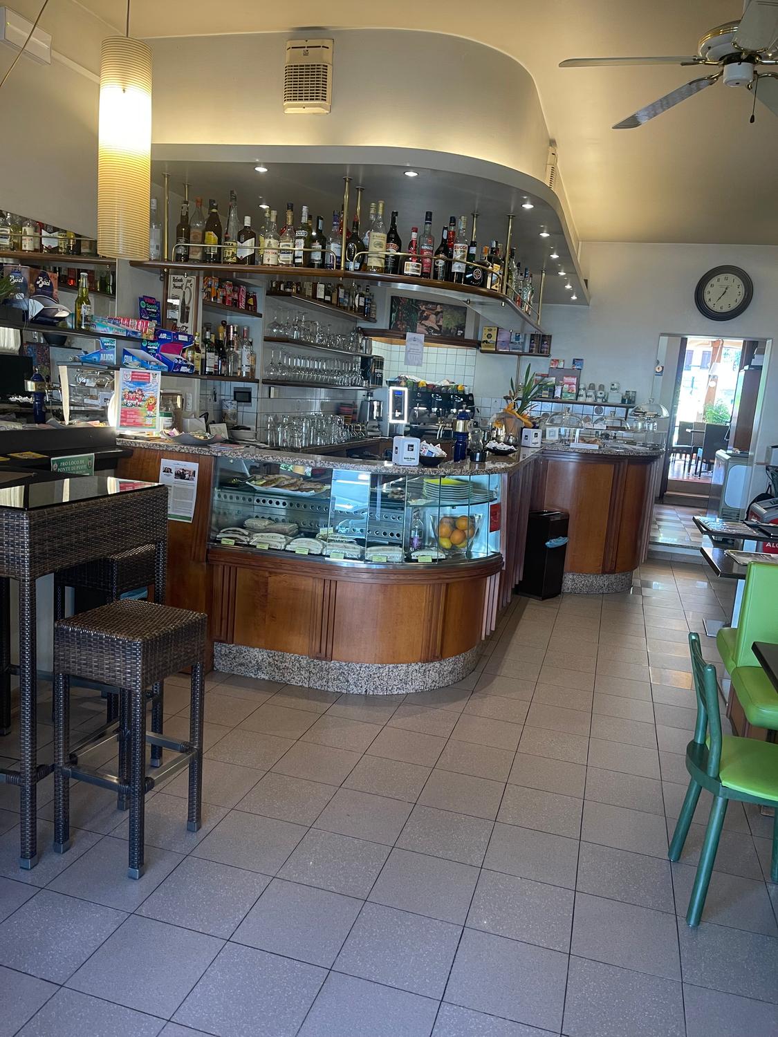 Azienda in vendita: Attività di Bar e snack Bar in centro paese. a Italia - Bar - Immagine principale