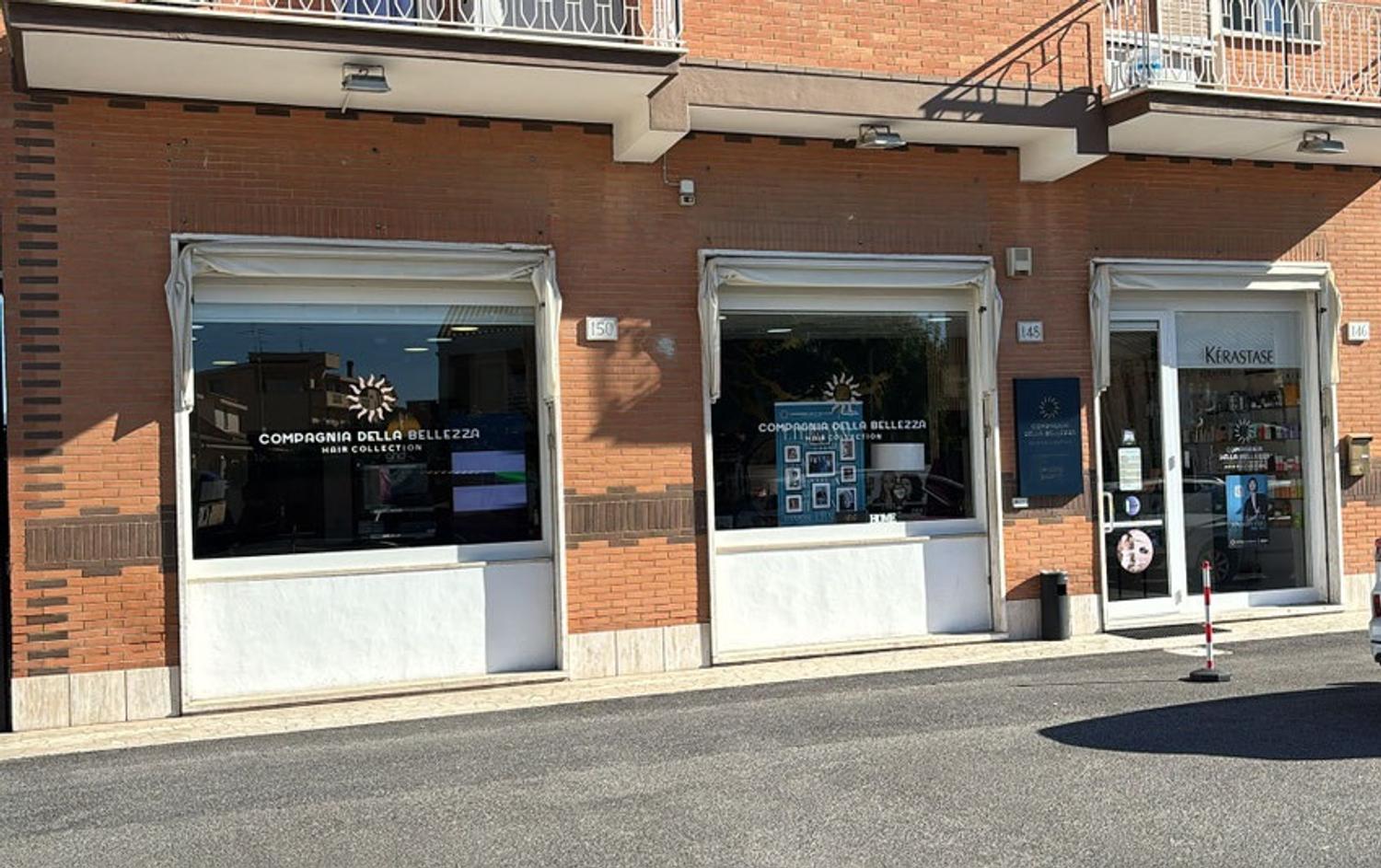 Azienda in vendita: Vendo per cambio residenza attività avviata dal 1998 a Italia - Parrucchieri - Immagine principale