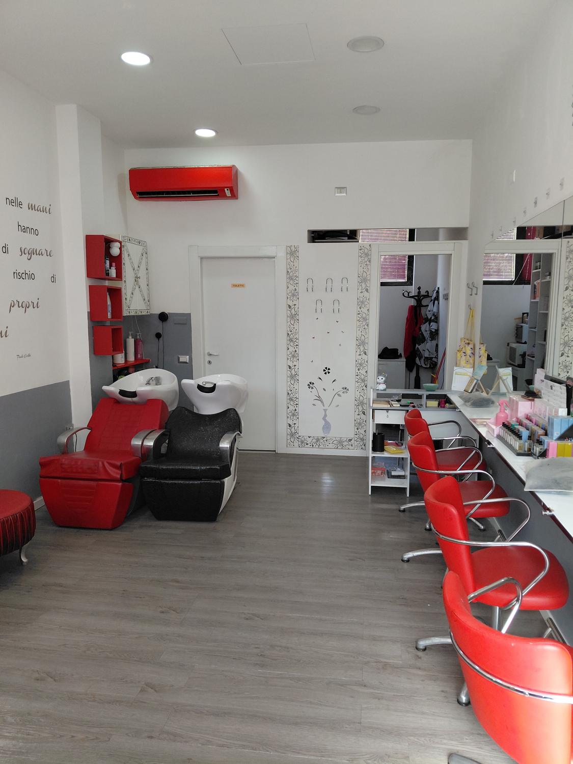 Azienda in vendita: Vendo attività di parrucchiera a Italia - Parrucchieri - Immagine foto 3