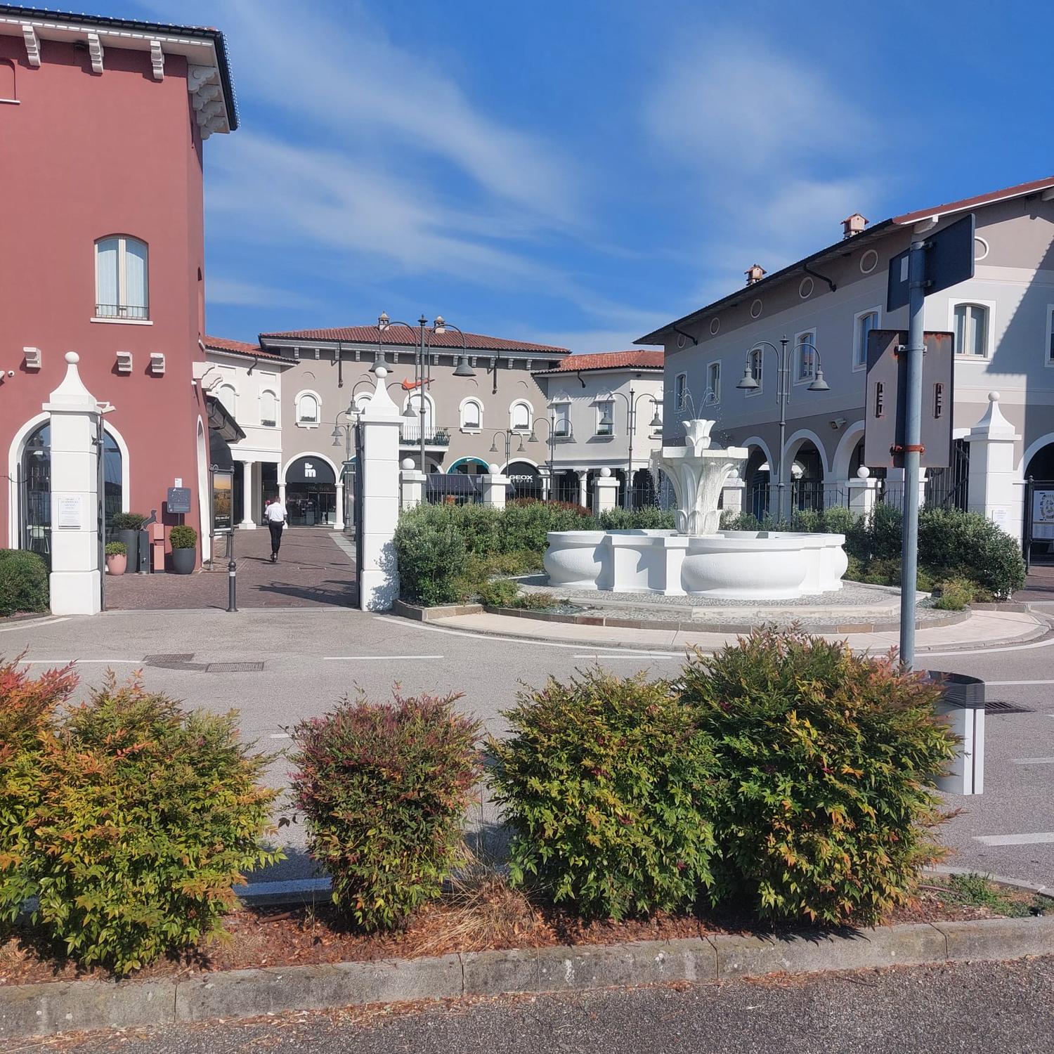 Azienda in vendita: OUTLET MANTOVA VILLAGE cessione attività abbigliamento a Italia - Moda e abbigliamento - Immagine principale