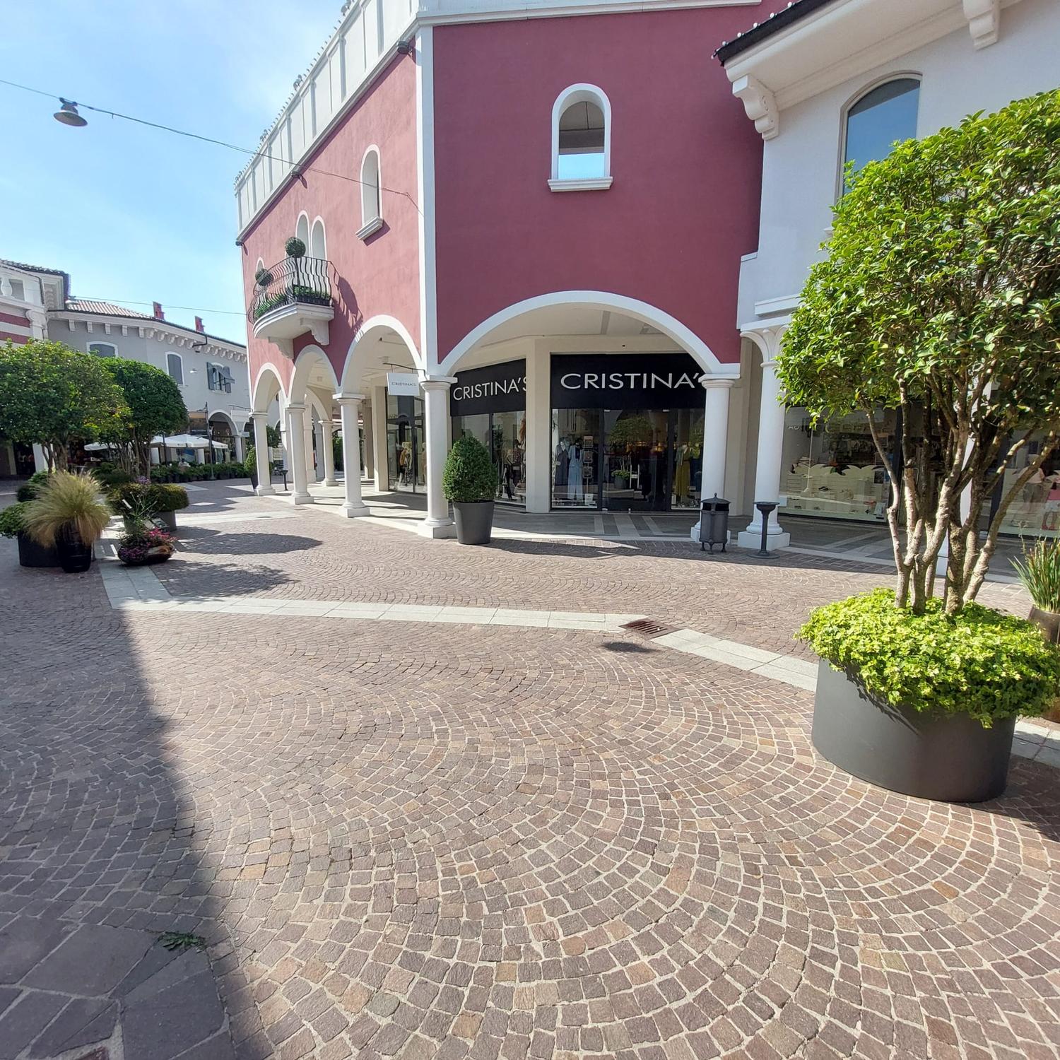 Azienda in vendita: OUTLET MANTOVA VILLAGE cessione attività abbigliamento a Italia - Moda e abbigliamento - Immagine foto 2