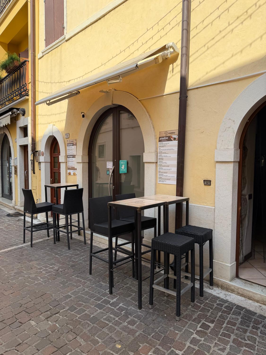 Azienda in vendita: Take away Piadineria hamburgheria fsul lago di Garda a torri a Italia - Ristoranti - Immagine foto 2