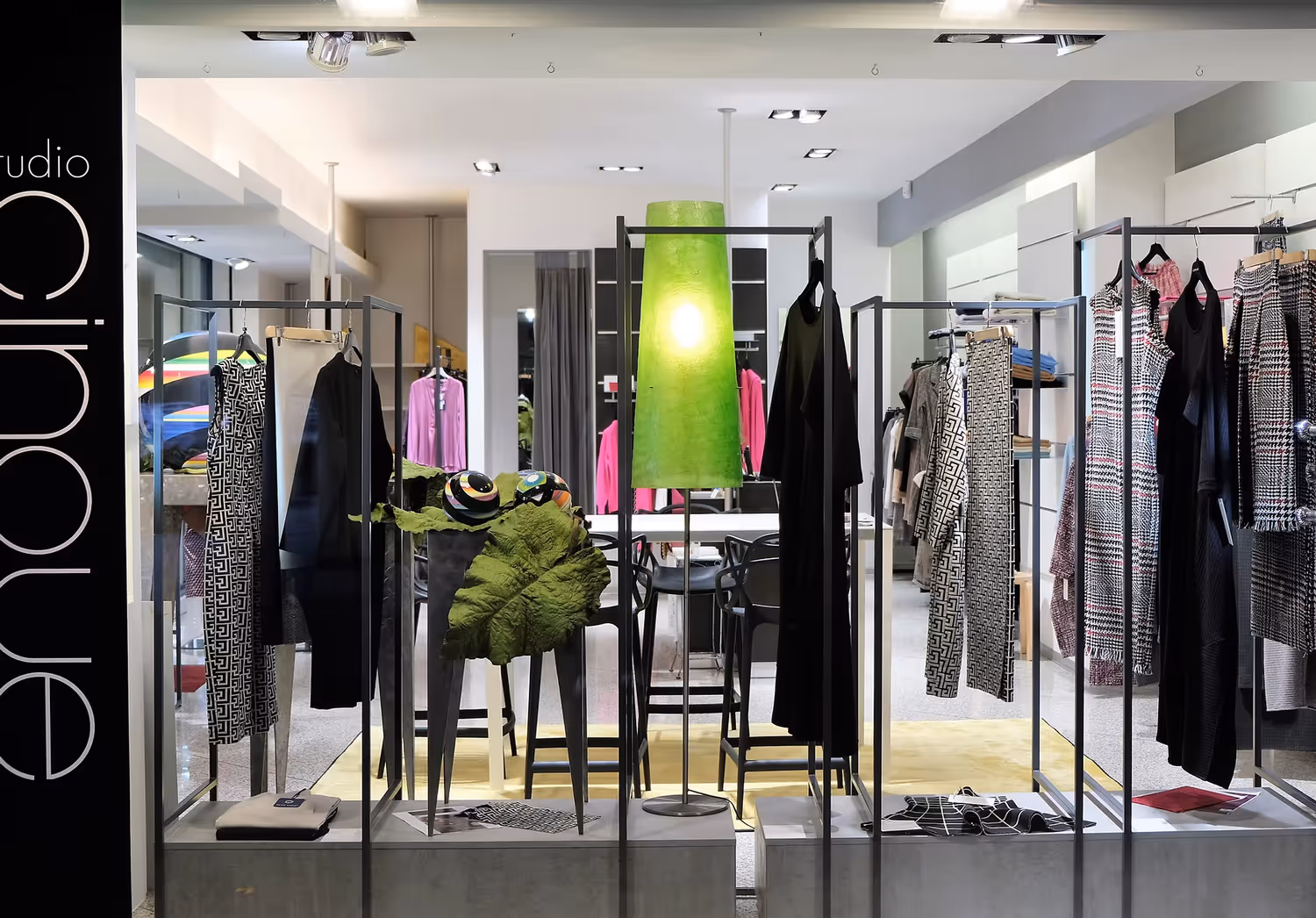 Azienda in vendita: Azienda di produzione abbigliamento con negozio fronte strada a Italia - Attività artigianali e professionali - Immagine principale