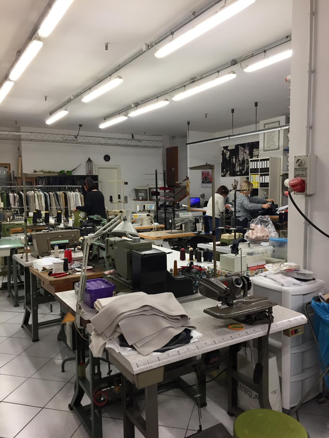 Azienda in vendita: Azienda di produzione abbigliamento con negozio fronte strada a Italia - Attività artigianali e professionali - Immagine foto 2
