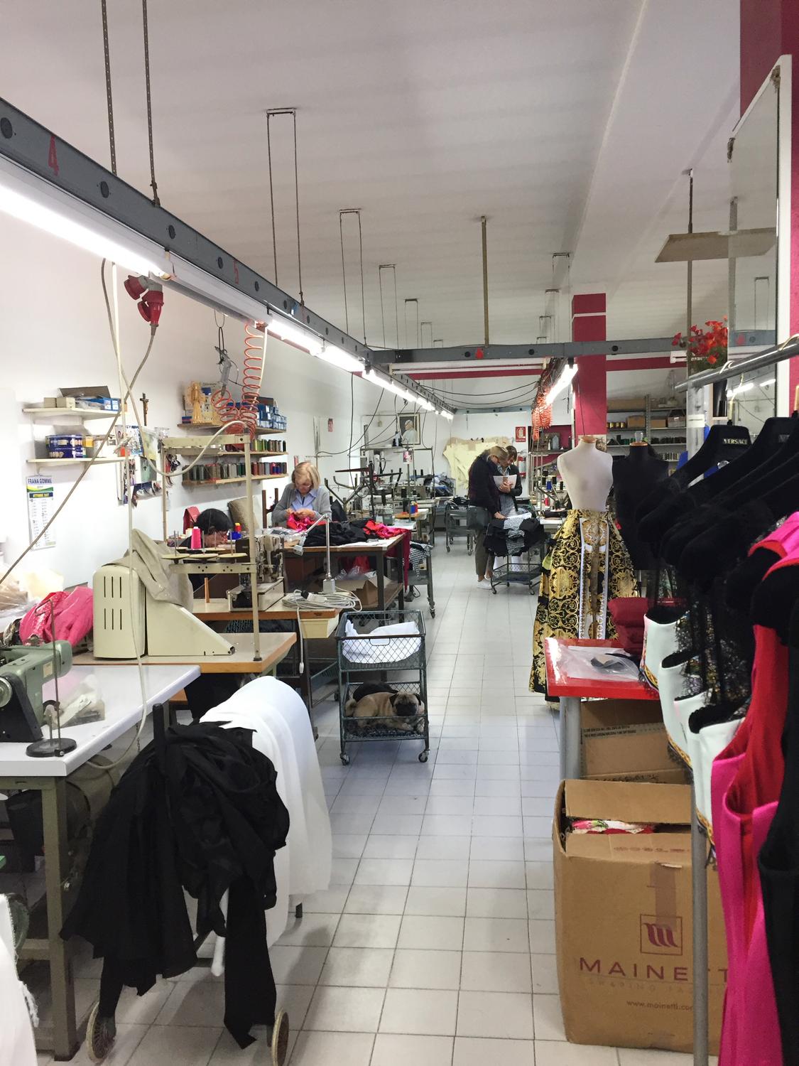 Azienda in vendita: Azienda di produzione abbigliamento con negozio fronte strada a Italia - Attività artigianali e professionali - Immagine foto 3