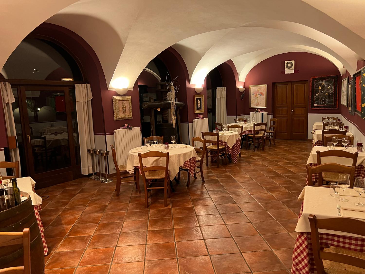 Azienda in vendita: Vendo Osteria Vineria avviatissima in centro storico  a Italia - Ristoranti - Immagine foto 3